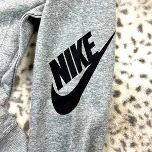 NEW w/ Tags! $42 NIKE Grey Boys Fleece Sweats - Size 7